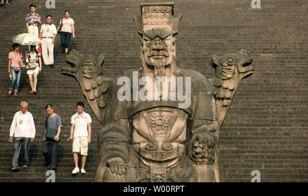 Von Dämonen bewacht, Touristen besuchen das Gespenst Tempel in der Stadt Fengdu, wo der Legende nach ein riesiger gerichtlichen Organisation der Unterwelt wohnt, Boshaftigkeit, einer der wenigen verbliebenen Tempel auf dem Jangtse, die nicht aufgrund der Drei-Schluchten-Damm, Provinz Sichuan, 30. August 2010 überschwemmt wurde, zu bestrafen. Die 600 Kilometer (373 Meilen) langen Stausee überflutet rund 1.300 archäologische Stätten und verändert das Aussehen der Drei Schluchten, stieg der Wasserspiegel über 180 Meter (600 ft). Kulturelle und historische Relikte wurden auf eine höhere Ebene verschoben, wie sie entdeckt wurden, aber das Hochwasser cov Stockfoto