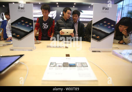 Chinesische Käufer check out iPads auf Anzeige an der Apple Flagship Store in Peking vom 12. Oktober 2010. Das iPad wurde für den Verkauf in der vergangenen Woche in China mit Linien der Kunden auf einen warten so lange, wie diejenigen, die in den Vereinigten Staaten kaufen. China ist bereit, zu einem der größten Märkte von Apple geworden. UPI/Stephen Rasierer Stockfoto