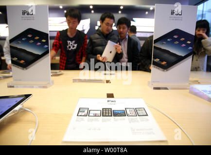 Chinesische Käufer check out iPads auf Anzeige an der Apple Flagship Store in Peking vom 12. Oktober 2010. Das iPad wurde für den Verkauf in der vergangenen Woche in China mit Linien der Kunden auf einen warten so lange, wie diejenigen, die in den Vereinigten Staaten kaufen. China ist bereit, zu einem der größten Märkte von Apple geworden. UPI/Stephen Rasierer Stockfoto