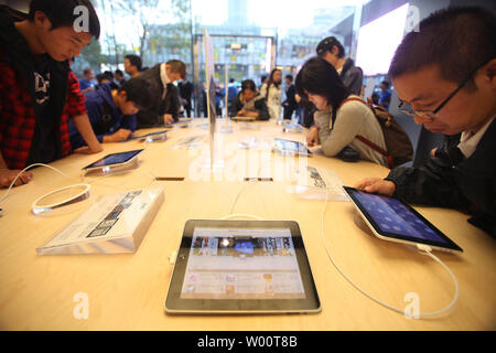 Chinesische Käufer check out iPads auf Anzeige an der Apple Flagship Store in Peking vom 12. Oktober 2010. Das iPad wurde für den Verkauf in der vergangenen Woche in China mit Linien der Kunden auf einen warten so lange, wie diejenigen, die in den Vereinigten Staaten kaufen. China ist bereit, zu einem der größten Märkte von Apple geworden. UPI/Stephen Rasierer Stockfoto