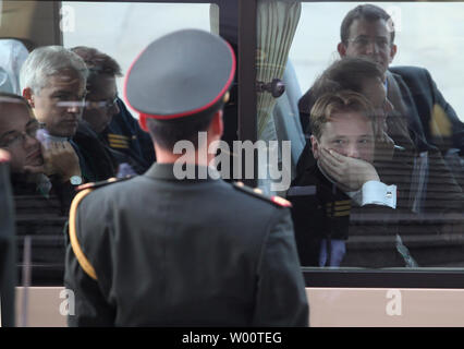 Reisen britischen Medien in einem Van außerhalb der Großen Halle des Volkes sitzen, wie die chinesischen Soldaten, die für die Ankunft des britischen Premierministers David Cameron in Peking am 9. November 2010 warten. Cameron in der Volksrepublik China eingetroffen als Teil von Großbritannien die größte Delegation in das Land. Es ist Cameron's ersten offiziellen Besuch in die zweitgrößte Volkswirtschaft der Welt, wo Er auch erwartet wird, Sorgen über die Menschenrechtssituation zu erhöhen. UPI/Stephen Rasierer Stockfoto