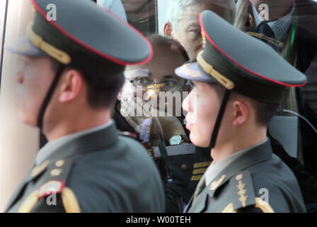 Reisen britischen Medien in einem Van außerhalb der Großen Halle des Volkes sitzen, wie die chinesischen Soldaten, die für die Ankunft des britischen Premierministers David Cameron in Peking am 9. November 2010 warten. Cameron in der Volksrepublik China eingetroffen als Teil von Großbritannien die größte Delegation in das Land. Es ist Cameron's ersten offiziellen Besuch in die zweitgrößte Volkswirtschaft der Welt, wo Er auch erwartet wird, Sorgen über die Menschenrechtssituation zu erhöhen. UPI/Stephen Rasierer Stockfoto