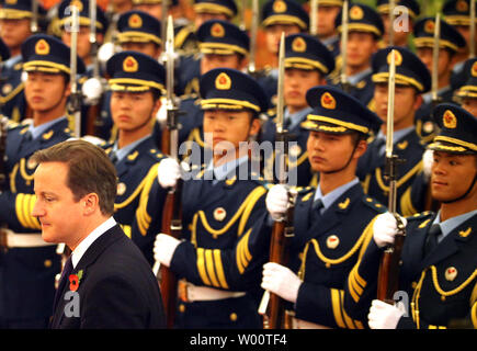 Der britische Premierminister David Cameron besucht eine Begrüßungszeremonie in der Großen Halle des Volkes vor der Ankunft der britische Premierminister David Cameron in Peking am 9. November 2010. Cameron in der Volksrepublik China eingetroffen als Teil von Großbritannien die größte Delegation in das Land. Es ist Cameron's ersten offiziellen Besuch in die zweitgrößte Volkswirtschaft der Welt, wo Er auch erwartet wird, Sorgen über die Menschenrechtssituation zu erhöhen. UPI/Stephen Rasierer Stockfoto