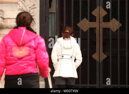 Chinesische Ansatz einer geschlossenen St. Joseph's Catholic Cathedral im Zentrum von Peking November 21, 2010. Chinas Regierung unterstützte der Katholischen Kirche ein Bischof, der nicht die Zustimmung des Papstes Samstag geweiht haben, trotz der starken Einwände aus dem Vatikan und Bemerkungen ein wichtiger Berater des Papstes, dass die Maßnahme war "illegitim" und "hameful." UPI/Stephen Rasierer Stockfoto