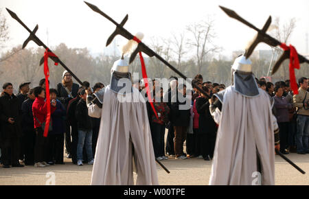 Chinesische Schauspieler eine imperiale Ritus in den riesigen Innenhof des neu renovierten Daming Palace, eine alte chinesische Hauptstadt seit über zehn Dynastien, in Xian, der Hauptstadt der Provinz Shanxi, 3. Dezember 2010. China ist nach vorn drücken, eine aggressive nationale Programm der Erhaltung zu schützen und tausende von seiner alten Juwelen fördern das Land weiterhin bis zu den inländischen und internationalen Tourismus zu öffnen. UPI/Stephen Rasierer Stockfoto