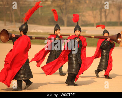 Chinesische Schauspieler eine imperiale Ritus in den riesigen Innenhof des neu renovierten Daming Palace, eine alte chinesische Hauptstadt seit über zehn Dynastien, in Xian, der Hauptstadt der Provinz Shanxi, 3. Dezember 2010. China ist nach vorn drücken, eine aggressive nationale Programm der Erhaltung zu schützen und tausende von seiner alten Juwelen fördern das Land weiterhin bis zu den inländischen und internationalen Tourismus zu öffnen. UPI/Stephen Rasierer Stockfoto