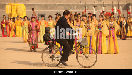 Chinesische Schauspieler eine imperiale Ritus in den riesigen Innenhof des neu renovierten Daming Palace, eine alte chinesische Hauptstadt seit über zehn Dynastien, in Xian, der Hauptstadt der Provinz Shanxi, 3. Dezember 2010. China ist nach vorn drücken, eine aggressive nationale Programm der Erhaltung zu schützen und tausende von seiner alten Juwelen fördern das Land weiterhin bis zu den inländischen und internationalen Tourismus zu öffnen. UPI/Stephen Rasierer Stockfoto