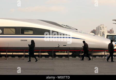Besucher Blick auf in China entwickelten Bullet Train, die CRH 380 A, der Zug, der eine Höchstgeschwindigkeit von 302 Kilometer pro Stunde bei einem Testlauf auf dem beijing-shanghai in der vergangenen Woche eingestellt, auf Anzeige außerhalb der Veranstaltungsort für die 7. Weltkongress auf High Speed Rail in Peking am 8. Dezember 2010. China führt jetzt die Welt mit 4.680 Meilen des Hochgeschwindigkeitsnetzes, und Tausende von Meilen von neuen High-Speed-Bahnen sind im Bau bundesweit. UPI/Stephen Rasierer Stockfoto