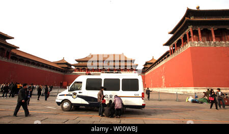 Einen Polizeiwagen sitzt vor dem Haupteingang der Verbotenen Stadt in Peking, 26. Februar 2011. Sicherheit in Chinas Hauptstadt weiterhin auf einem hohen Niveau, nachdem Anrufe für Proteste als die autoritäre Regierung, ihr Vorgehen gegen den Nahen Osten Demokratie Bewegung durchgesetzt. UPI/Stephen Rasierer Stockfoto