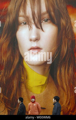 Ein chinesischer Sicherheitsmann steht vor einem neuen, internationalen Fashion Mall in Peking, 11. März 2011. Die chinesische Regierung hat beide umarmten und verschmäht die Auswirkungen der Globalisierung. Verständnis, dass Sie nicht mehr halten können, China von außen abgedichtet, die Regierung hat einige Grundsätze der westlichen Kultur in dem Land erlaubt, während Sie gleichzeitig verschiedene Technologien wie das Internet unter beobachten. UPI/Stephen Rasierer Stockfoto