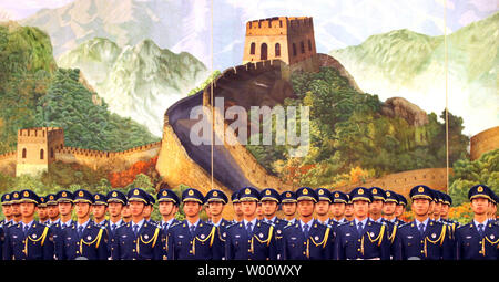 Chinesische Soldaten durchführen Ehrengarde Pflichten während der Begrüßungszeremonie in der Großen Halle des Volkes in Peking am 12. April 2011. UPI/Stephen Rasierer Stockfoto