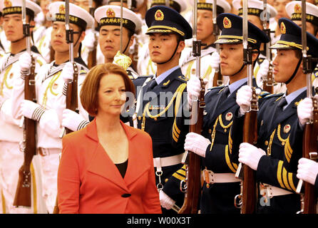 Der australische Premierminister Julia Gillard Spaziergänge Vergangenheit eine militärische Ehrengarde während der Begrüßungszeremonie in der Großen Halle des Volkes in Peking am 26. April 2011. Gillard ist zu einem viertaegigen Besuch in China, und Treffen mit Präsident Hu Jintao und Führungskräfte während Ihrer Reise haben. Gillard sagte sie drücken, wird China über Menschenrechte und Nordkorea in Peking, beim Suchen der Handel mit der größten Verbraucher von Kohle Ihrer Nation und Eisenerzvorkommen zu steigern. UPI/Stephen Rasierer Stockfoto