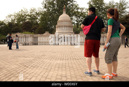 Chinesische Touristen Blick an einem kleinen Modell der U.S. Capitol bei einem Besuch in Peking's World Park am 16. Mai 2011. Der Themenpark versucht, den Besuchern die Möglichkeit, die Welt in Peking zu verlassen, um zu sehen geben. UPI/Stephen Rasierer Stockfoto