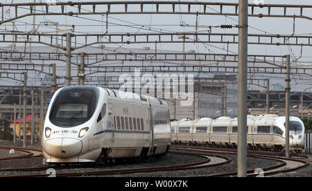 Eine chinesische Hochgeschwindigkeitszug fährt Pekings neue, Southern Railway Station am 17. Mai 2011. Chinas wachsendes Netzwerk von hochmodernen Hochgeschwindigkeitszüge und Schienennetze haben zunehmend unter die Kontrolle über die Kosten aufgrund von Bedenken, dass Bauherren Sicherheitsstandards auf der Suche nach schnelleren Zügen in Rekordzeit zu errichten ignoriert. Was begann mit dem Feuern und Inhaftierung von oben Bahn offizielle des Landes hat sich in einen Korruptionsfall, die aufgeworfen hat Fragen über die Zukunft des Projekts schraubte. UPI/Stephen Rasierer Stockfoto