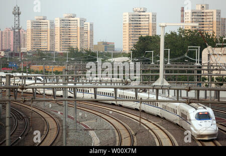 Eine chinesische Hochgeschwindigkeitszug fährt Pekings neue, Southern Railway Station am 17. Mai 2011. Chinas wachsendes Netzwerk von hochmodernen Hochgeschwindigkeitszüge und Schienennetze haben zunehmend unter die Kontrolle über die Kosten aufgrund von Bedenken, dass Bauherren Sicherheitsstandards auf der Suche nach schnelleren Zügen in Rekordzeit zu errichten ignoriert. Was begann mit dem Feuern und Inhaftierung von oben Bahn offizielle des Landes hat sich in einen Korruptionsfall, die aufgeworfen hat Fragen über die Zukunft des Projekts schraubte. UPI/Stephen Rasierer Stockfoto