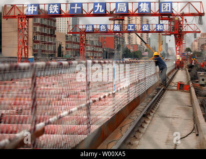 Eine chinesische Bauarbeiter eine Auszeit nimmt an einer neuen U-Bahn Baustelle in der Innenstadt von Peking am 2. Juni 2011. In einer Bemühung, Wirtschaftswachstum des Landes hoch zu halten, einen massiven $ 1,2 Billionen auf öffentliche Arbeiten Programme seit Ende der 90er Jahre verbracht. Ein Fünftel aller Bauinvestitionen in China ist an der öffentlichen Bauvorhaben, der höchste Prozentsatz in der Welt zugewiesen. UPI/Stephen Rasierer Stockfoto