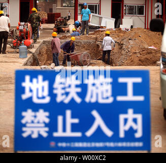 Chinesische Wanderarbeiter Pause auf einer neuen Baustelle in der Innenstadt von Peking, die am 19. Juni 2011. Pekings städtische Bevölkerung Hit fast 20 Millionen im Jahr 2010, von denen mehr als 7 Millionen oder 36 Prozent, wurden Migranten aus anderen Teil von China, nach nationalen des letzten Jahres Volkszählung. Und nach dem Überholen die USA als größten Baumarkt in 2010, Chinas Bauwirtschaft mehr als die doppelte Größe von $ 2,5 Bio., 2020. UPI/Stephen Rasierer Stockfoto