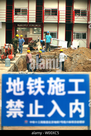 Chinesische Wanderarbeiter Pause auf einer neuen Baustelle in der Innenstadt von Peking, die am 19. Juni 2011. Pekings städtische Bevölkerung Hit fast 20 Millionen im Jahr 2010, von denen mehr als 7 Millionen oder 36 Prozent, wurden Migranten aus anderen Teil von China, nach nationalen des letzten Jahres Volkszählung. Und nach dem Überholen die USA als größten Baumarkt in 2010, Chinas Bauwirtschaft mehr als die doppelte Größe von $ 2,5 Bio., 2020. UPI/Stephen Rasierer Stockfoto