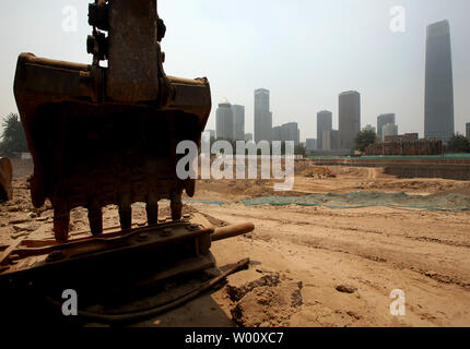 Krane graben eine riesige Grube auf einer Baustelle für eine neue, international commercial Complex, wo eine alte Siedlung vor kurzem abgerissen wurde, in der Innenstadt von Peking, die am 19. Juni 2011. Hunderttausende von Chinesen sind von Residenzen in großen Städten Chinas vertrieben, manchmal gewaltsam, Weg für spekulative, oft illegalen, Entwicklung zu machen. UPI/Stephen Rasierer Stockfoto