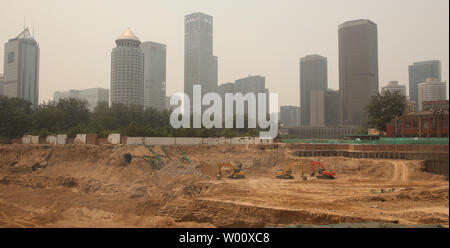 Krane graben eine riesige Grube auf einer Baustelle für eine neue, international commercial Complex, wo eine alte Siedlung vor kurzem abgerissen wurde, in der Innenstadt von Peking, die am 19. Juni 2011. Hunderttausende von Chinesen sind von Residenzen in großen Städten Chinas vertrieben, manchmal gewaltsam, Weg für spekulative, oft illegalen, Entwicklung zu machen. UPI/Stephen Rasierer Stockfoto