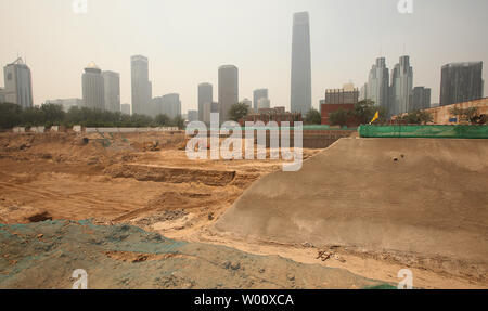 Krane graben eine riesige Grube auf einer Baustelle für eine neue, international commercial Complex, wo eine alte Siedlung vor kurzem abgerissen wurde, in der Innenstadt von Peking, die am 19. Juni 2011. Hunderttausende von Chinesen sind von Residenzen in großen Städten Chinas vertrieben, manchmal gewaltsam, Weg für spekulative, oft illegalen, Entwicklung zu machen. UPI/Stephen Rasierer Stockfoto