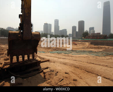 Krane graben eine riesige Grube auf einer Baustelle für eine neue, international commercial Complex, wo eine alte Siedlung vor kurzem abgerissen wurde, in der Innenstadt von Peking, die am 19. Juni 2011. Hunderttausende von Chinesen sind von Residenzen in großen Städten Chinas vertrieben, manchmal gewaltsam, Weg für spekulative, oft illegalen, Entwicklung zu machen. UPI/Stephen Rasierer Stockfoto