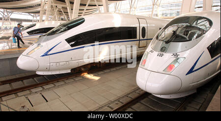 CRH High-Speed-Züge ankommen und von Pekings neue, hochmoderne Südbahnhof am 27. Juni 2011 ab. Chinesische Ingenieure leiteten einen Test-run Der beijing-shanghai high-speed Rail Link, Tage vor seiner öffentlichen starten. Beamte, Reporter und Firmenchefs waren an Bord für die 300 km/h (190 mph) Maiden's Train Reise. UPI/Stephen Rasierer Stockfoto