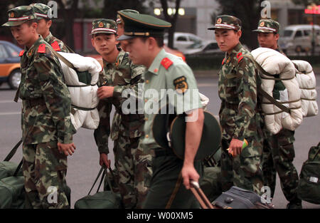 Chinesische Soldaten beobachten, ein Offizier, der zu Fuß, indem Sie, nachdem Sie vor Ihrem neuen Kaserne in Peking gefallen wird am 20. Juli 2011. Die militärischen Beziehungen zwischen den Vereinigten Staaten und China könnte ein weiteres rough Patch diese Woche getroffen, als Asiens größter Sicherheit Forum, wo es in einigen Ländern werden suchen US-Hilfe zu vereiteln, was sie als "Beijing Expansionismus im Südchinesischen Meer sehen werden. UPI/Stephen Rasierer Stockfoto