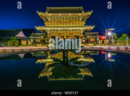 - Higashi Honganji Tempel bei Nacht Stockfoto