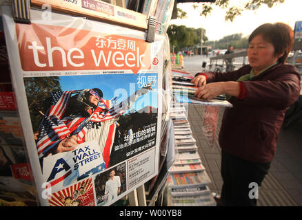 Eine der Peking top News Magazine, mit einem front-page Story auf "Besetzt die Wall Street", geht auf Verkauf in Peking am 25. Oktober 2011. Chinas Außenministerium sagte diese Woche die Besetzt die Wall Street Bewegung befasst sich mit Themen, die eine Überlegung wert sind, aber die Debatten, die durch die Proteste ausgelöst, sollte das globale Wirtschaftswachstum fördern. UPI/Stephen Rasierer Stockfoto