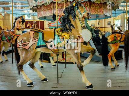 Ein Karussell Pferd ist Teil der fantasievollen Menagerie von zoo Tiere auf dem Dentzel Carousel, 23. Juni 2019, in Meridian, Mississippi. Stockfoto