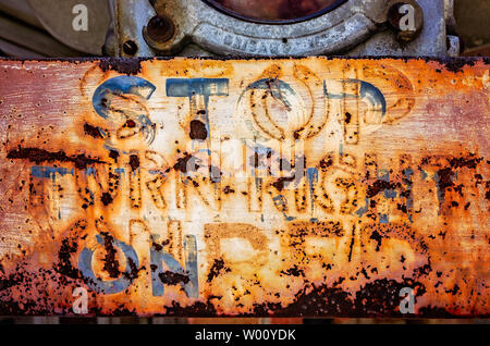 Ein Vintage railroad Stoppschild angezeigt, 23. Juni 2019, in Meridian, Mississippi. Stockfoto