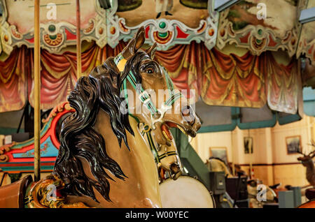 Ein Karussell Pferd ist Teil der fantasievollen Menagerie von zoo Tiere auf dem Dentzel Carousel, 23. Juni 2019, in Meridian, Mississippi. Stockfoto