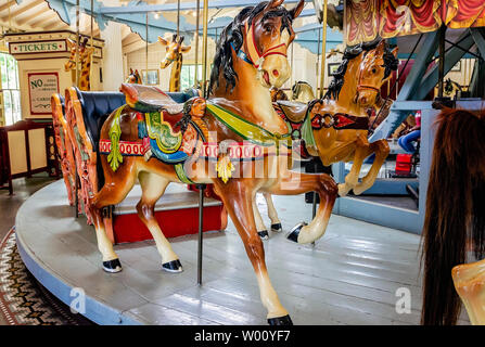 Ein Karussell Pferd ist Teil der fantasievollen Menagerie von zoo Tiere auf dem Dentzel Carousel, 23. Juni 2019, in Meridian, Mississippi. Stockfoto