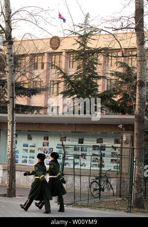 Chinesische Soldaten marschieren hinter der nordkoreanischen Botschaft in Peking am 19. Dezember 2011. China am Montag angeboten, seine "tiefe Trauer" über den Tod von nordkoreanischen Führer Kim Jong-Il, die Analysten sagten, wird die chinesische Führung Beziehungen mit Pjöngjang Instabilität zu verhindern, zu steigern. UPI/Stephen Rasierer Stockfoto
