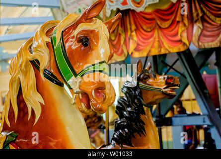 Ein Karussell Pferd ist Teil der fantasievollen Menagerie von zoo Tiere auf dem Dentzel Carousel, 23. Juni 2019, in Meridian, Mississippi. Stockfoto