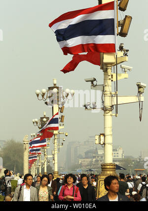 Die nationalen Fahnen von Thailand und China fliegen über dem Platz des Himmlischen Friedens in Peking am 17. April 2012. Thailändische Premierminister Yingluck Shinawatra führt eine 100-köpfige Wirtschaftsdelegation nach China für Gespräche auf höchster Ebene auf die Stärkung der handelspolitischen Beziehungen. China bleibt Thailands größte Exportmarkt und der zweitgrößte Quelle der Einfuhren. UPI/Stephen Rasierer Stockfoto