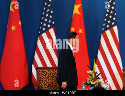 Chinas Vizepremierminister Wang Qishan trifft zu Gesprächen mit Außenministerin Hillary Clinton und US-Finanzminister Timothy Geithner bei der Eröffnung des U.S.-China strategischen und wirtschaftlichen Dialogs in Peking am 3. Mai 2012. China und die Vereinigten Staaten müssen lernen, einander zu vertrauen, der chinesische Präsident Hu Jintao sagte zu Beginn der jährlichen Gespräche. UPI/Stephen Rasierer Stockfoto