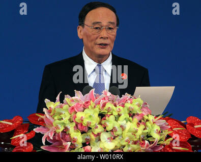 Chinas Vizepremierminister Wang Qishan gibt Eröffnungsrede auf der Eröffnungsfeier der U.S.-China strategischen und wirtschaftlichen Dialogs in Peking am 3. Mai 2012. China und die Vereinigten Staaten müssen lernen, einander zu vertrauen, der chinesische Präsident Hu Jintao sagte zu Beginn der jährlichen Gespräche. UPI/Stephen Rasierer Stockfoto