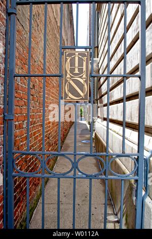 Ein schmiedeeisernes Tor am Eingang einer Gasse Stockfoto