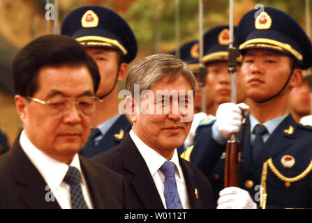 Kirgisistan Präsident Almaz Atambayev (R) wird von dem chinesischen Präsidenten Hu Jintao begleitet, da Sie eine ehrengarde während der Begrüßungszeremonie in der Großen Halle des Volkes in Peking am 5. Juni 2012 prüfen. Präsidenten von Tadschikistan, Kirgisistan, Russland, Kasachstan, Turkmenistan, Usbekistan, Afghanistan, Pakistan und Iran sind in Chinas Hauptstadt für die 12. Tagung des Rates der Regierungschefs der Shanghaier Organisation für Zusammenarbeit Gipfel. UPI/Stephen Rasierer Stockfoto