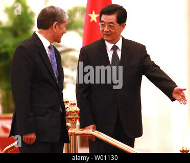 Kirgisistan Präsident Almaz Atambayev (L) wird von der chinesische Präsident Hu Jintao eingeladen, eine ehrengarde während der Begrüßungszeremonie in der Großen Halle des Volkes in Peking am 5. Juni 2012 zu prüfen. Präsidenten von Tadschikistan, Kirgisistan, Russland, Kasachstan, Turkmenistan, Usbekistan, Afghanistan, Pakistan und Iran sind in Chinas Hauptstadt für die 12. Tagung des Rates der Regierungschefs der Shanghaier Organisation für Zusammenarbeit Gipfel. UPI/Stephen Rasierer Stockfoto