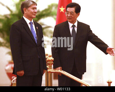 Kirgisistan Präsident Almaz Atambayev (L) wird von der chinesische Präsident Hu Jintao eingeladen, eine ehrengarde während der Begrüßungszeremonie in der Großen Halle des Volkes in Peking am 5. Juni 2012 zu prüfen. Präsidenten von Tadschikistan, Kirgisistan, Russland, Kasachstan, Turkmenistan, Usbekistan, Afghanistan, Pakistan und Iran sind in Chinas Hauptstadt für die 12. Tagung des Rates der Regierungschefs der Shanghaier Organisation für Zusammenarbeit Gipfel. UPI/Stephen Rasierer Stockfoto