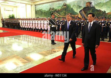 Kirgisistan Präsident Almaz Atambayev (L) wird von der chinesische Präsident Hu Jintao begleitet, da Sie eine ehrengarde während der Begrüßungszeremonie in der Großen Halle des Volkes in Peking am 5. Juni 2012 prüfen. Präsidenten von Tadschikistan, Kirgisistan, Russland, Kasachstan, Turkmenistan, Usbekistan, Afghanistan, Pakistan und Iran sind in Chinas Hauptstadt für die 12. Tagung des Rates der Regierungschefs der Shanghaier Organisation für Zusammenarbeit Gipfel. UPI/Stephen Rasierer Stockfoto