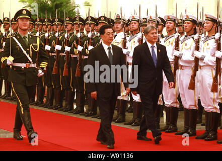 Kirgisistan Präsident Almaz Atambayev (R) wird von dem chinesischen Präsidenten Hu Jintao begleitet, da Sie eine ehrengarde während der Begrüßungszeremonie in der Großen Halle des Volkes in Peking am 5. Juni 2012 prüfen. Präsidenten von Tadschikistan, Kirgisistan, Russland, Kasachstan, Turkmenistan, Usbekistan, Afghanistan, Pakistan und Iran sind in Chinas Hauptstadt für die 12. Tagung des Rates der Regierungschefs der Shanghaier Organisation für Zusammenarbeit Gipfel. UPI/Stephen Rasierer Stockfoto