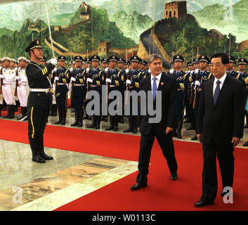 Kirgisistan Präsident Almaz Atambayev (L) wird von der chinesische Präsident Hu Jintao begleitet, da Sie eine ehrengarde während der Begrüßungszeremonie in der Großen Halle des Volkes in Peking am 5. Juni 2012 prüfen. Präsidenten von Tadschikistan, Kirgisistan, Russland, Kasachstan, Turkmenistan, Usbekistan, Afghanistan, Pakistan und Iran sind in Chinas Hauptstadt für die 12. Tagung des Rates der Regierungschefs der Shanghaier Organisation für Zusammenarbeit Gipfel. UPI/Stephen Rasierer Stockfoto