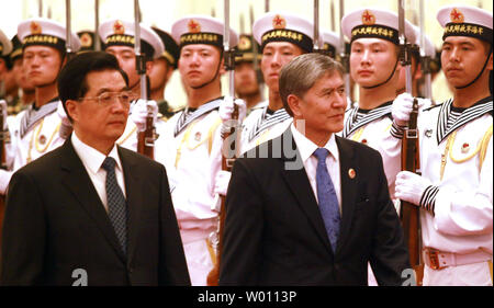 Kirgisistan Präsident Almaz Atambayev (R) wird von dem chinesischen Präsidenten Hu Jintao begleitet, da Sie eine ehrengarde während der Begrüßungszeremonie in der Großen Halle des Volkes in Peking am 5. Juni 2012 prüfen. Präsidenten von Tadschikistan, Kirgisistan, Russland, Kasachstan, Turkmenistan, Usbekistan, Afghanistan, Pakistan und Iran sind in Chinas Hauptstadt für die 12. Tagung des Rates der Regierungschefs der Shanghaier Organisation für Zusammenarbeit Gipfel. UPI/Stephen Rasierer Stockfoto