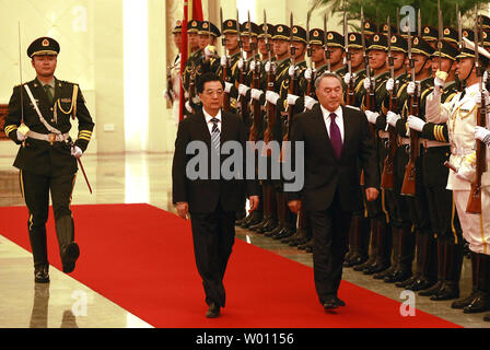 Der chinesische Präsident Hu Jintao (L) Escorts Kasachstans Präsident Nursultan Nasarbajew Vergangenheit eine militärische Ehrengarde während der Begrüßungszeremonie in der Großen Halle des Volkes in Peking am 6. Juni 2012. Präsidenten von Tadschikistan, Kirgisistan, Russland, Kasachstan, Turkmenistan, Usbekistan, Afghanistan, Pakistan und Iran sind in Chinas Hauptstadt für die 12. Tagung des Rates der Regierungschefs der Shanghaier Organisation für Zusammenarbeit Gipfel. UPI/Stephen Rasierer Stockfoto