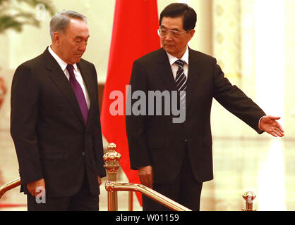 Der chinesische Präsident Hu Jintao (R) lädt Kasachstans Präsident Nursultan Nasarbajew eine militärische Ehrengarde während der Begrüßungszeremonie in der Großen Halle des Volkes in Peking am 6. Juni 2012 zu prüfen. Präsidenten von Tadschikistan, Kirgisistan, Russland, Kasachstan, Turkmenistan, Usbekistan, Afghanistan, Pakistan und Iran sind in Chinas Hauptstadt für die 12. Tagung des Rates der Regierungschefs der Shanghaier Organisation für Zusammenarbeit Gipfel. UPI/Stephen Rasierer Stockfoto