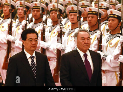 Der chinesische Präsident Hu Jintao (L) Escorts Kasachstans Präsident Nursultan Nasarbajew Vergangenheit eine militärische Ehrengarde während der Begrüßungszeremonie in der Großen Halle des Volkes in Peking am 6. Juni 2012. Präsidenten von Tadschikistan, Kirgisistan, Russland, Kasachstan, Turkmenistan, Usbekistan, Afghanistan, Pakistan und Iran sind in Chinas Hauptstadt für die 12. Tagung des Rates der Regierungschefs der Shanghaier Organisation für Zusammenarbeit Gipfel. UPI/Stephen Rasierer Stockfoto